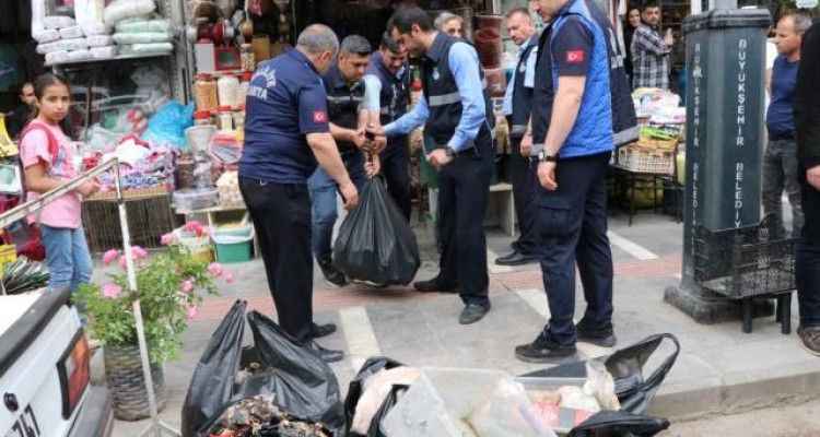 Urfa'da Yere dökülen isotları yeniden satışa sunan esnafın dükkanında tarihi geçmiş 4 bin 120 ürün bulundu