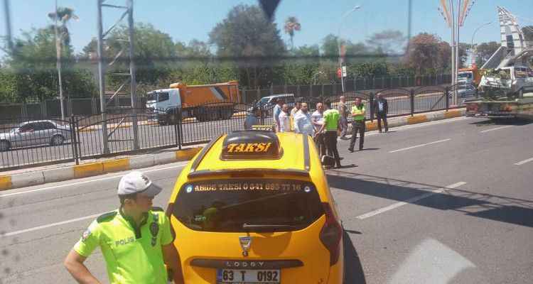 Şanlıurfa'da Ticari taksi ile otomobil çarpıştı
