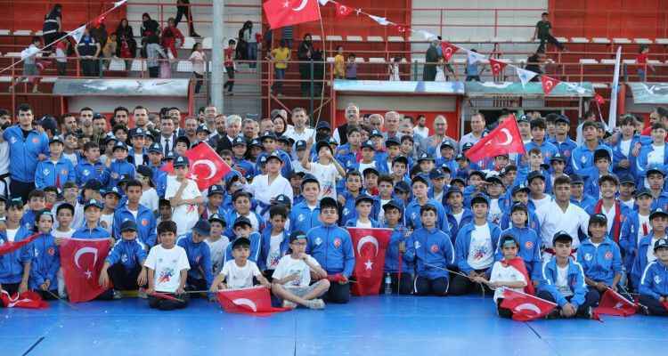 EYYÜBİYE BELEDİYE BAŞKANI MEHMET KUŞ, GENÇLER İÇİN YENİ TESİSLERİN MÜJDESİNİ VERDİ