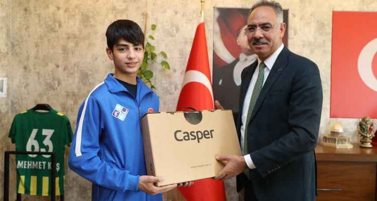 BAŞKAN KUŞ’TAN ŞAMPİYON GÜREŞÇİYE ÖDÜL VE TAKDİR