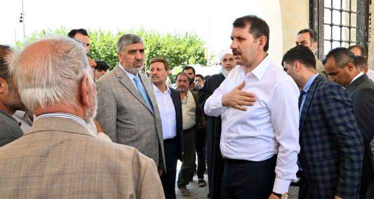 Vali Ayhan namaz sonrası külliyeyi inceledi