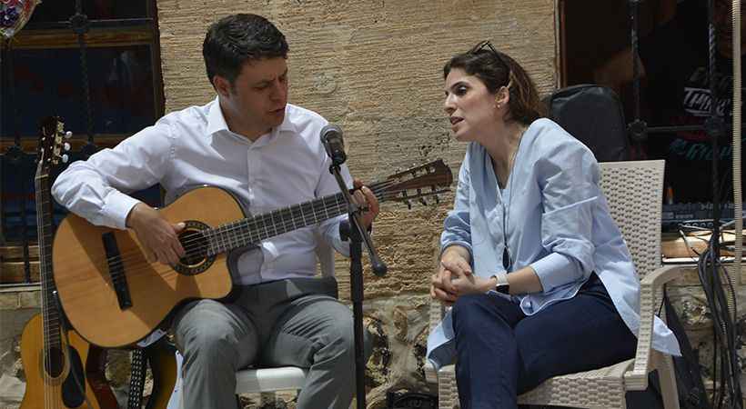 İlçe Kaymakamı Gitar çalıp Eşiyle Düet Yaptı