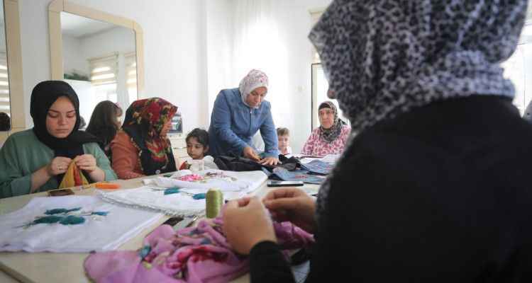 EYYÜBİYE’DE KADINLAR HEM ÖĞRENİYOR HEM KAZANIYOR