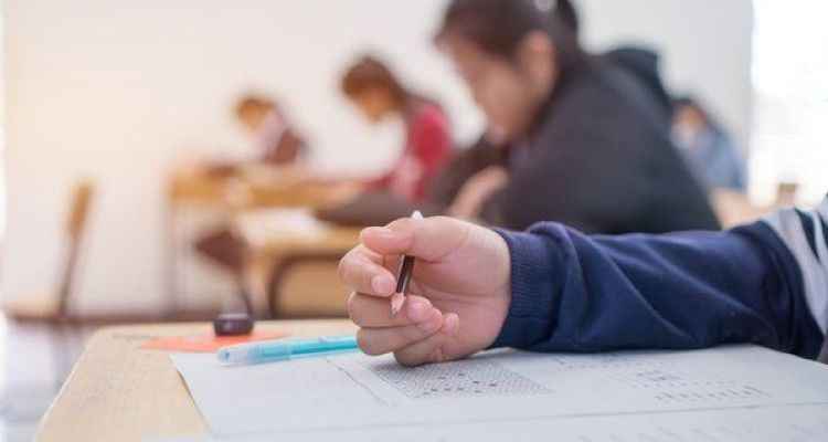 Öğrenciler içerde aileler dışarıda ter döküyor