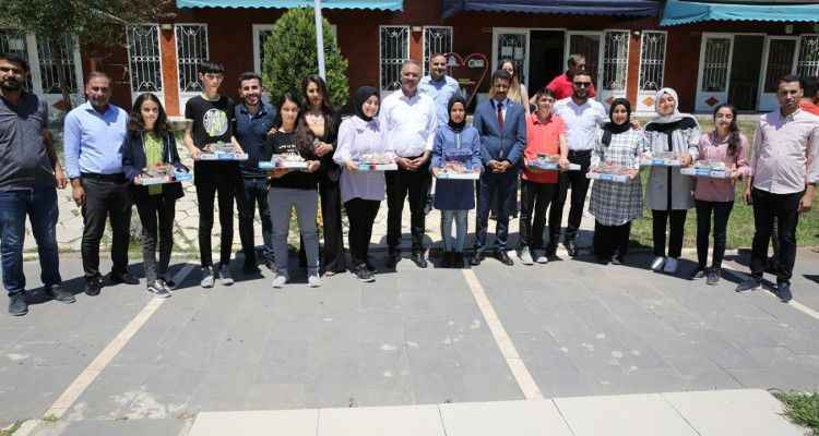EYYÜBİYE’NİN BAŞARILI ÖĞRENCİLERİ ÖDÜLLENDİRİLDİ