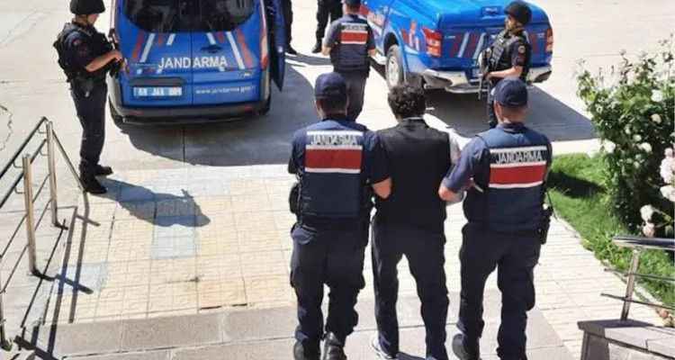 Karısını boynunu kırarak öldüren koca, 10 yıl sonra saklandığı ahırda yakalandı
