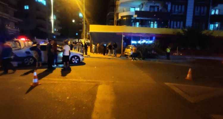 Urfa'da kaza! Araba markete çarptı