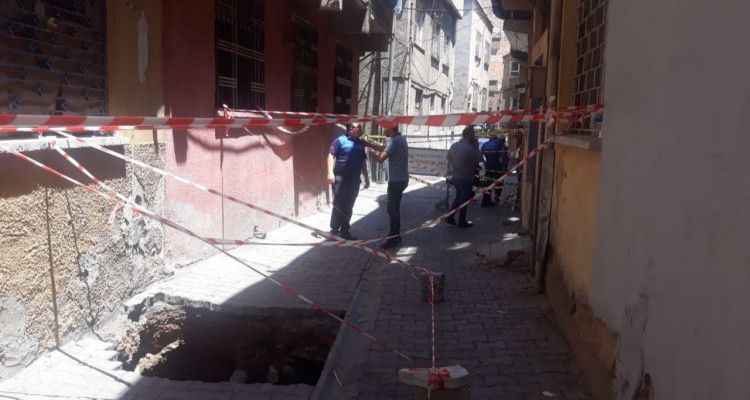 Haliliye'de çökme yaşanan sokakta evler tahliye ediliyor