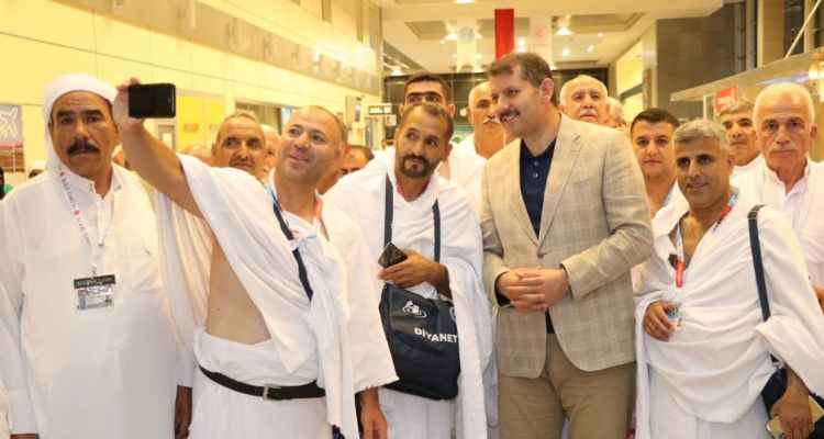 Urfa’dan ilk hac kafilesini Vali Ayhan uğurladı