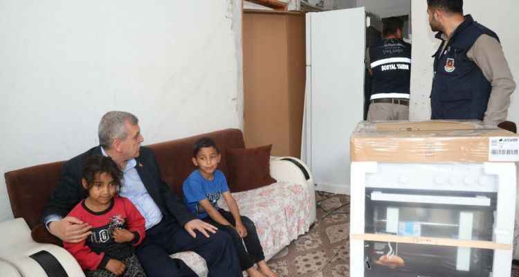 Her hafta sonu muhtaç ailelerin kapılarını çalarak gönüllere dokunuyor