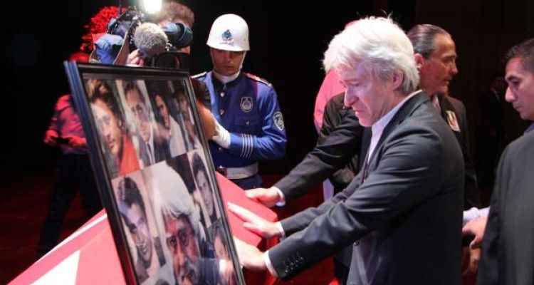 Usta sanatçı Cüneyt Arkın son yolculuğuna uğurlanıyor! Oğlu törende gözyaşlarına boğuldu