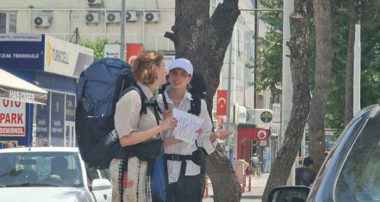 Urfa’da turistler otostopla tarihi yerleri geziyor