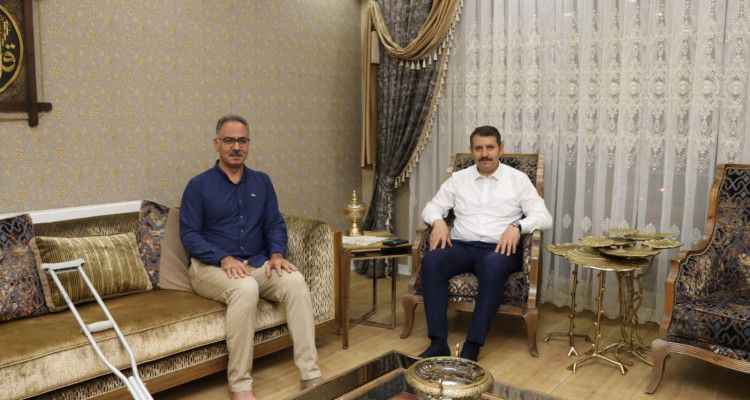 Vali Ayhan, ayağı kırılan Başkan Kuş'u ziyaret etti