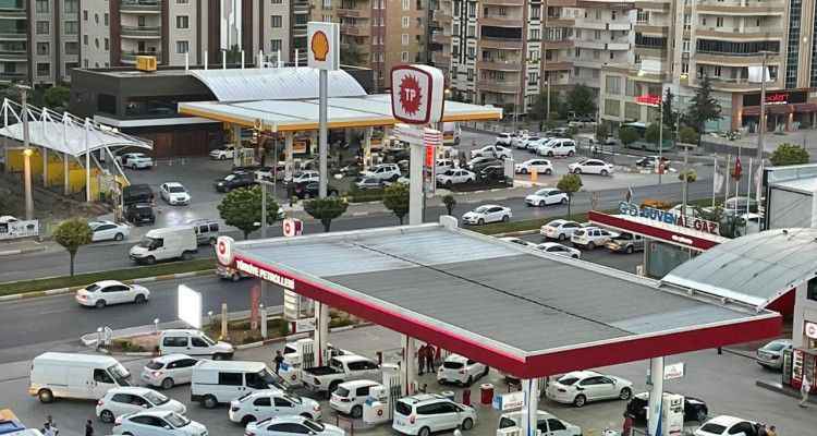 Urfa'da akaryakıt istasyonlarında bayram yoğunluğu