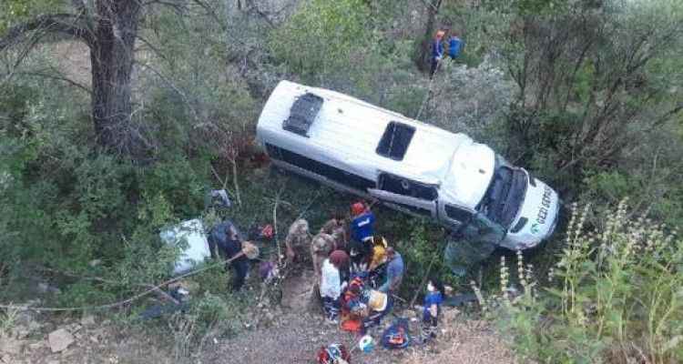 Tur dönüşü minibüs şarampole uçtu: 3'ü ağır 19 yaralı