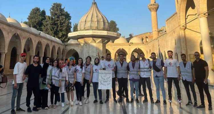 Urfa'da palyaçolardan çocuklara pamuk şeker ve oyuncak