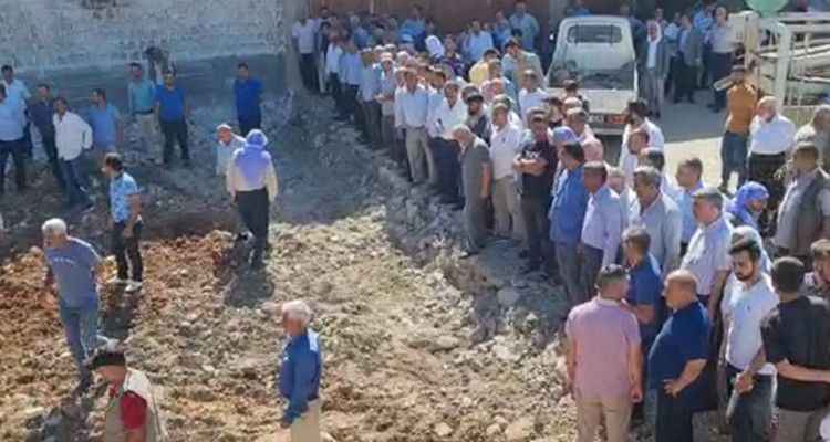 Belediyeye ait arsaya taziye evi yapmaya kalktı!