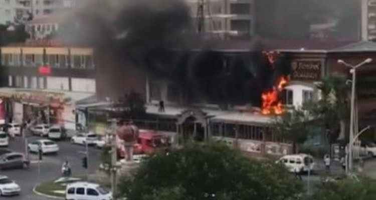 Urfa'da lokantada büyük yangın! Gökyüzünü duman kapladı