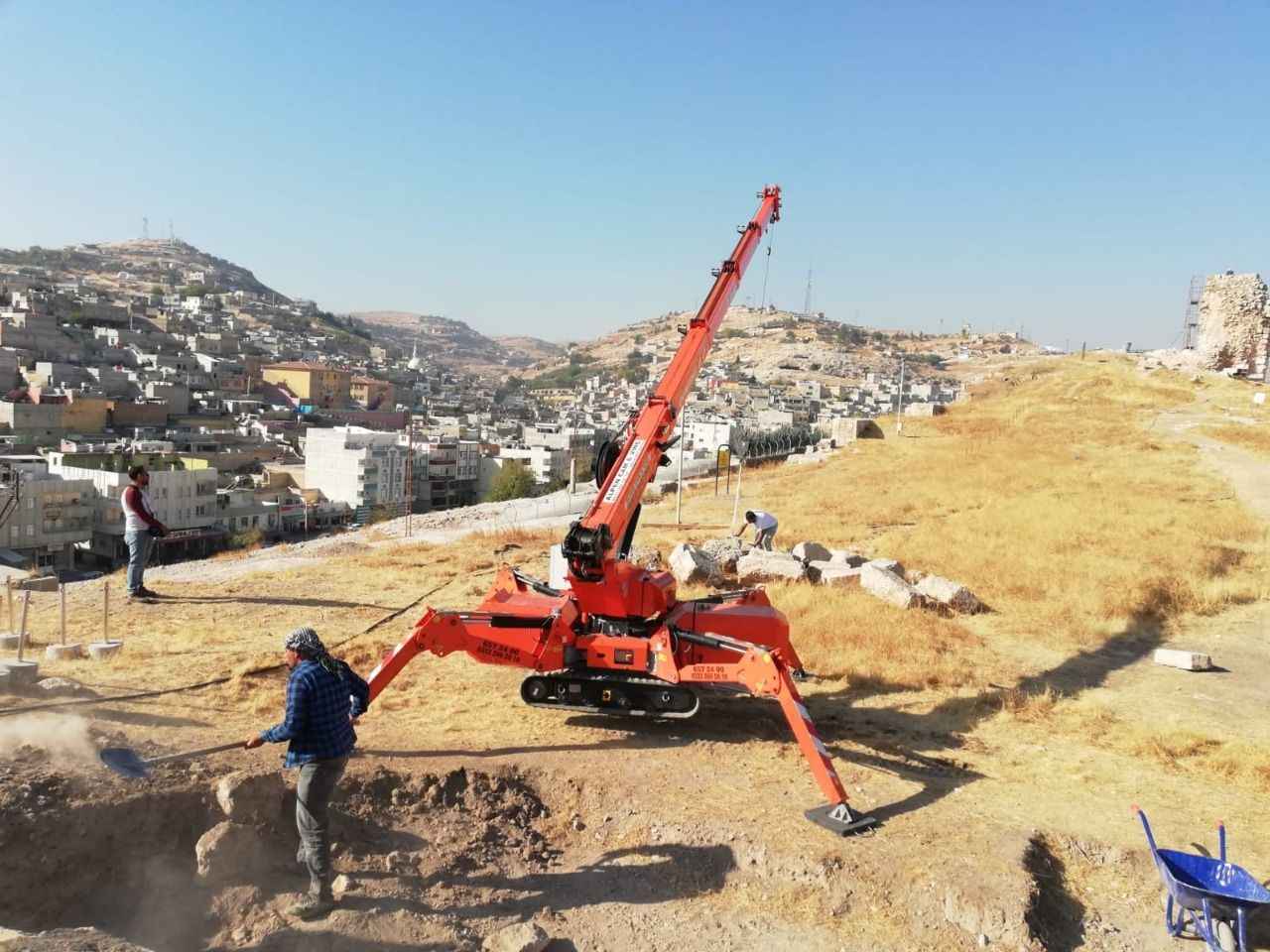 Urfa Kalesinde örümcek vinçle çalışma