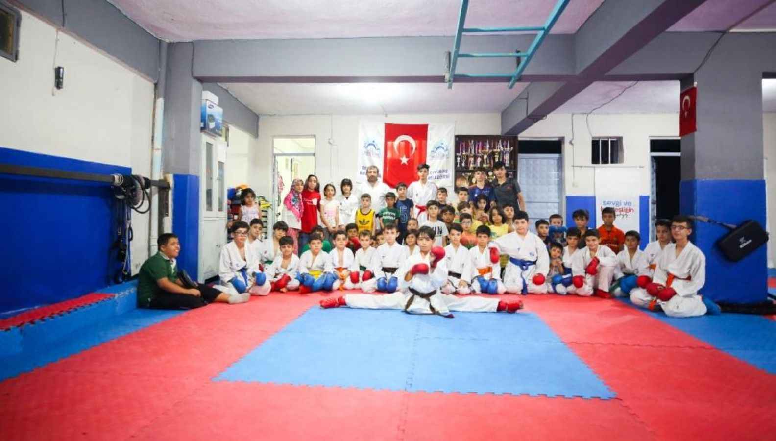 EYYÜBİYE AK EVLER ÇOCUK VE GENÇLERİN AKININA UĞRUYOR