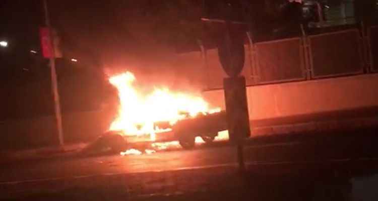 Urfa'da seyir halindeki otomobil yandı, o anlar kameraya yansıdı