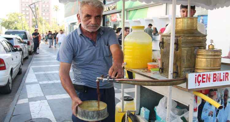 Urfalılar meyan şerbetiyle serinliyor