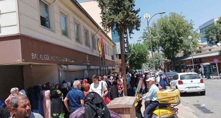 Urfa’da sıcağın altında PTT çilesi! Uzun kuyruklar oluştu