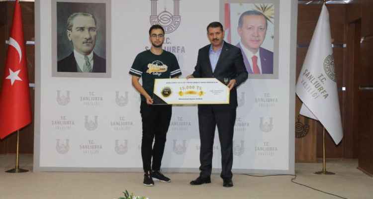 Urfa Valisi'nden başarılı 20 öğrenciye ödül!