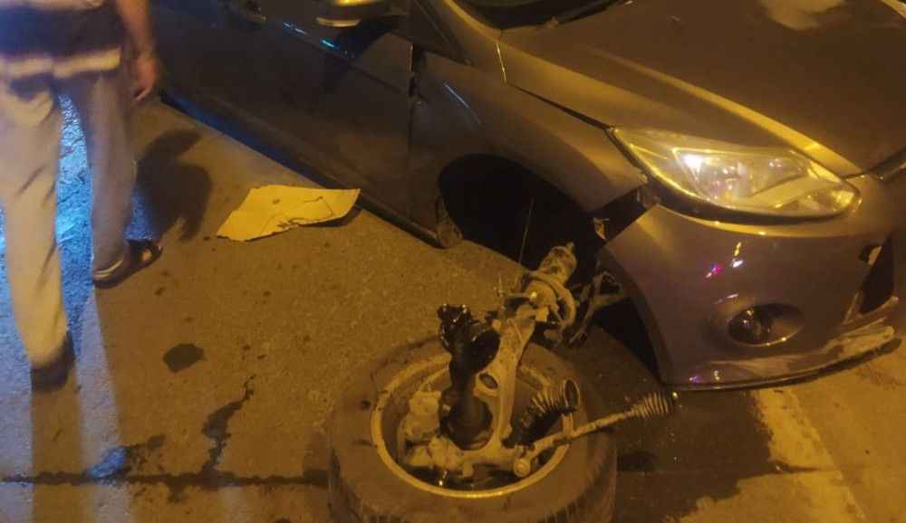 Şanlıurfa’da kaza yapan otomobilin tekerleği koptu!