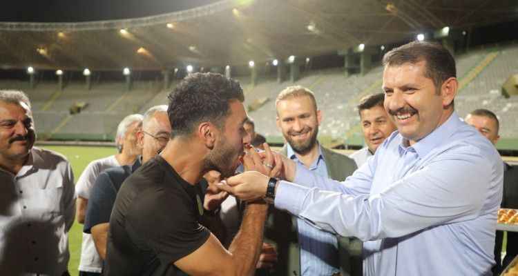 Vali Ayhan'dan futbolculara elleriyle baklava ikramı