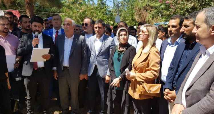 Akçakale’de muhalefet partisine toplu katılım