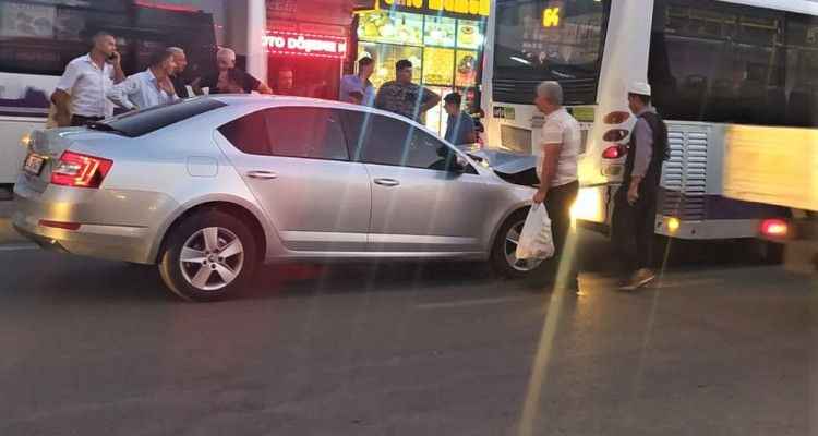 Şanlıurfa'da şehir içi otobüsü ile otomobil çarpıştı!