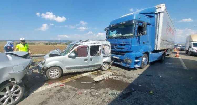 6 aracın karıştığı zincirleme kaza: 8 yaralı