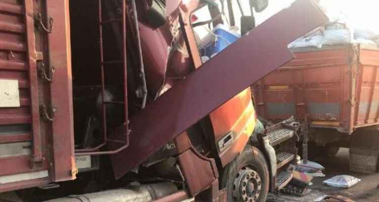TIR, kamyonete arkadan çarptı: 1 ölü, 3 yaralı
