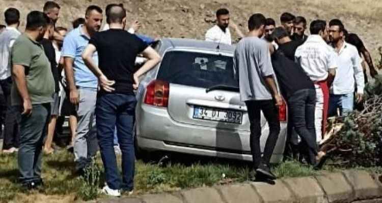 Şanlıurfa'da Yayaya çarpmamak için orta refüje çıktı