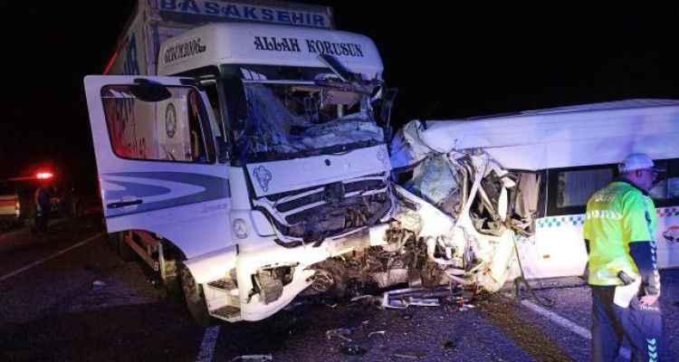 Düğünden dönenleri taşıyan minibüs, kamyonla çarpıştı: 8 ölü, 9 yaralı