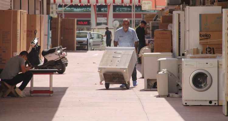 Urfa’da spotçular öğrencileri bekliyor