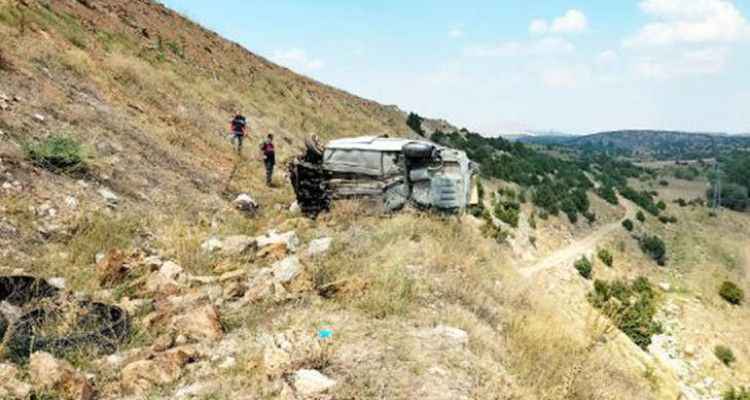 Otomobil şarampole devrildi: 2 ölü
