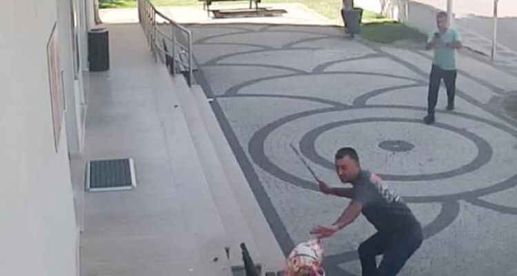 Sana arkadaşımı ayarladım, üçlü grup kuralım dediği karısını, sokak ortasında demirle dövdü