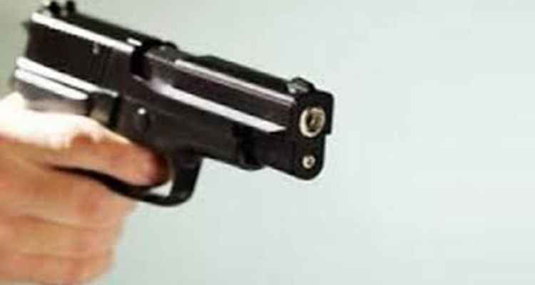 Kızını taciz ettiğini öne sürdüğü genci önce kurşunladı, sonra boğazını kesti