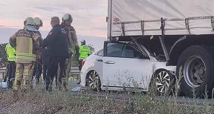 Kamyona çarpan otomobil, kasanın altına girdi: 1 ölü, 3 yaralı