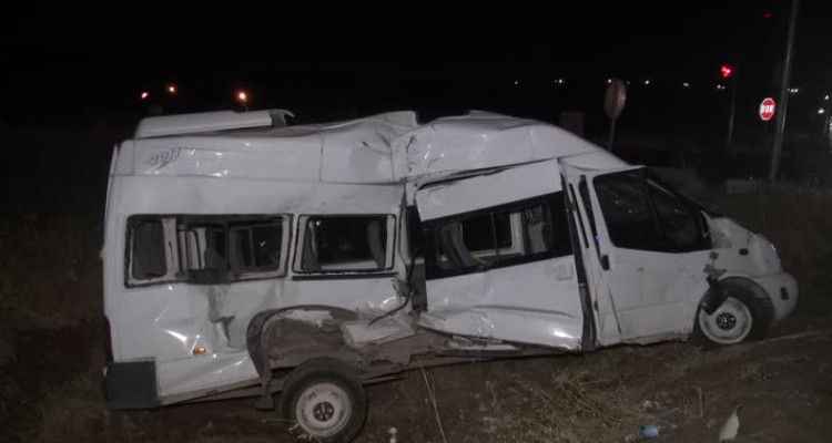 Şanlıurfa'da Minibüs ile kamyonun çarpışması sonucu 3 kişi yaralandı
