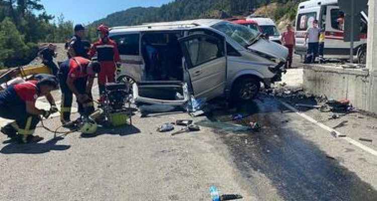 Minibüs köprü ayağına çarptı: 2 ölü, 2 yaralı