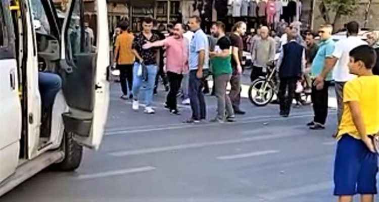 Urfa’da servis aracı ile kurye motoru çarpıştı!