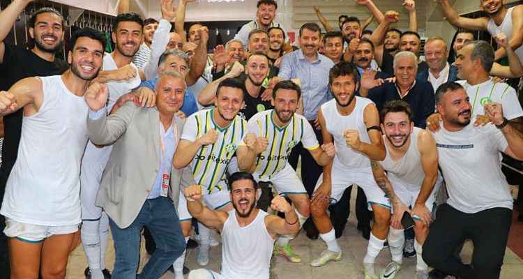 Şanlıurfaspor Amedspor'u yendi! Vali Ayhan ile galibiyet karesi...