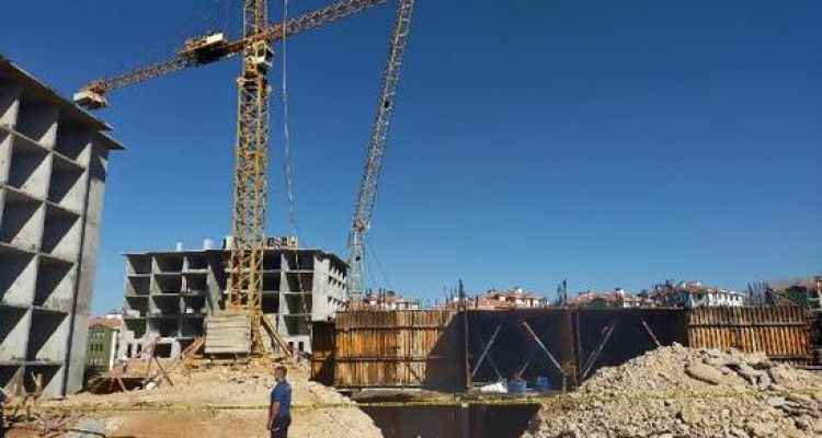 İnşatta vinç çalışanların üzerine devrildi: 3 ölü, 1 ağır yaralı