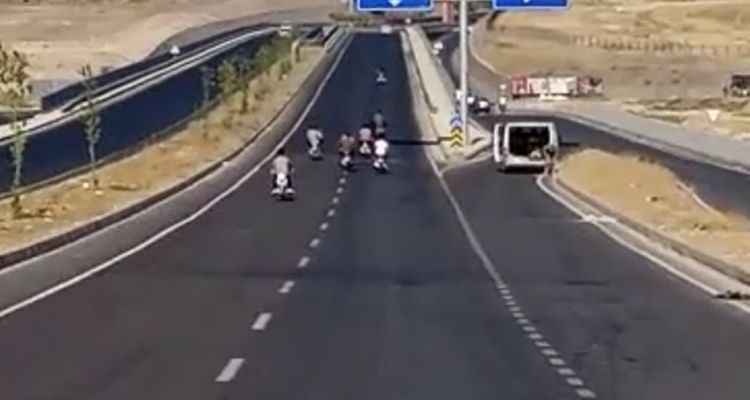 Urfa’da motosiklet sürücüleri hız yaparak trafiği tehlikeye attı!