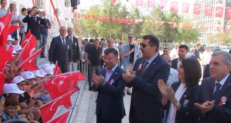 Vali Ayhan: Yaklaşık 2 bin derslik ihale süreci devam ediyor