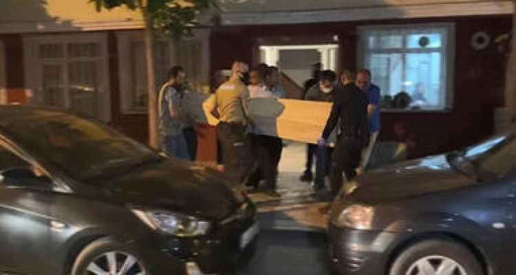 On gündür haber alınamıyordu; evinde halıya sarılı halde ölü bulundu