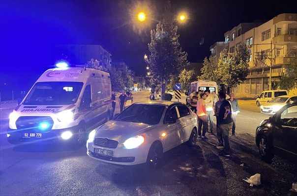 Otomobil ile motosikletin çarpışması sonucu 2 kişi yaralandı